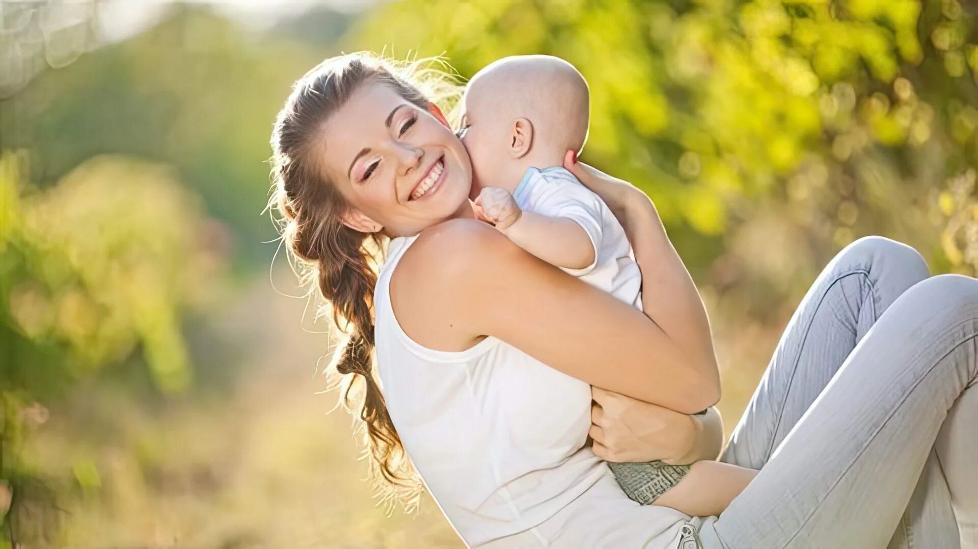 Mom and child. Счастливая мама с ребенком. Женщина с ребенком. Лама малыш. Счастливая женщина с ребенком.