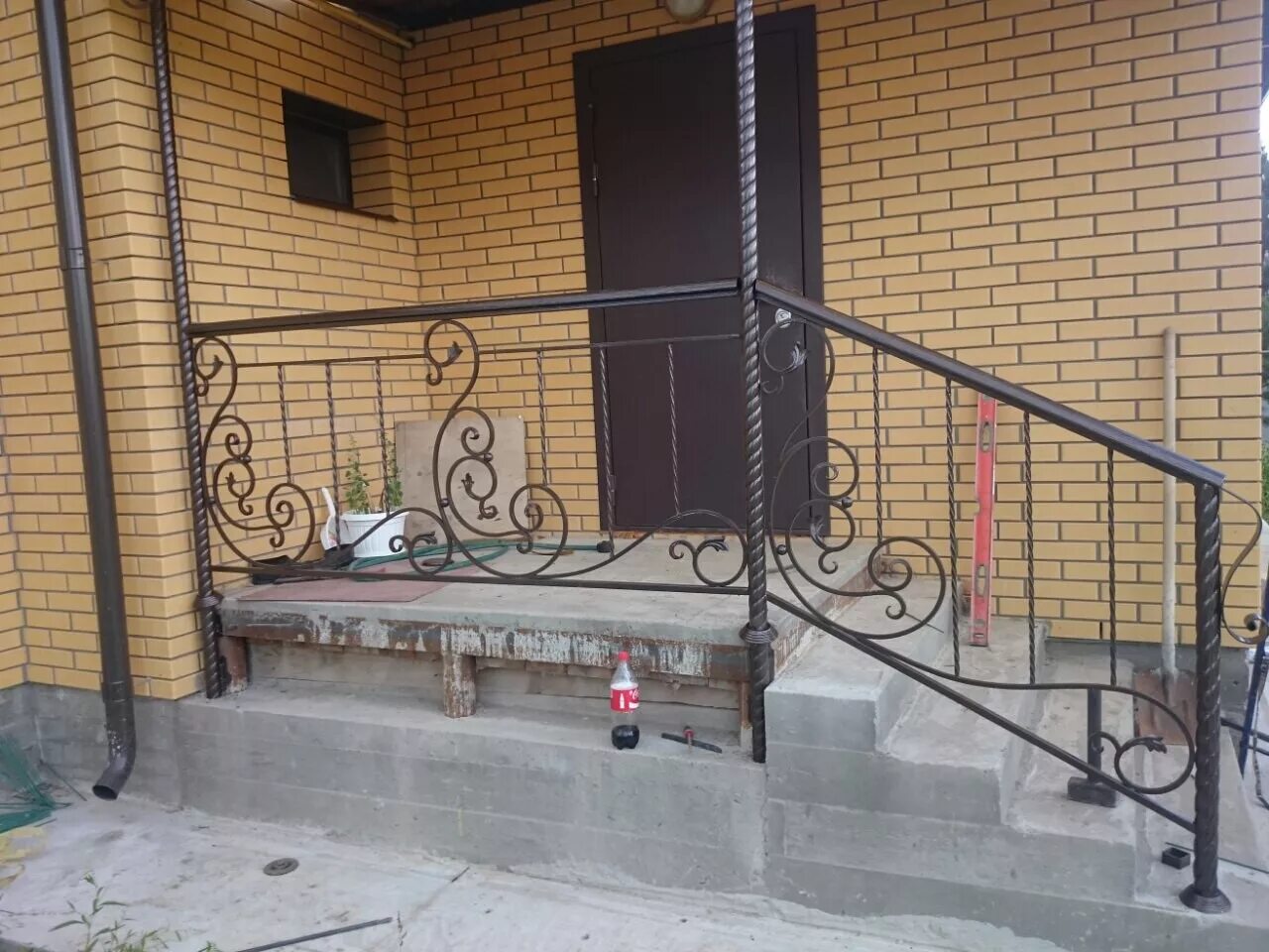 Перила на входную лестницу. Кованые перила для частного дома фото. Ограждение крыльца. Кованые ограждения для лестниц. Кованые перила для частного дома фото.