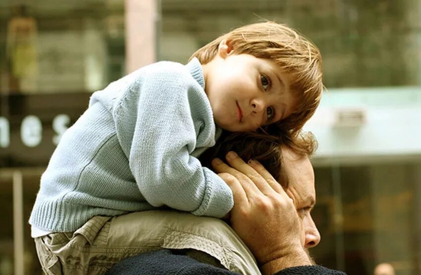 Отец подростка видео. Папа обнимает подростка. привязанность к родителям. привязанность ребенка. мама жалеет ребенка.