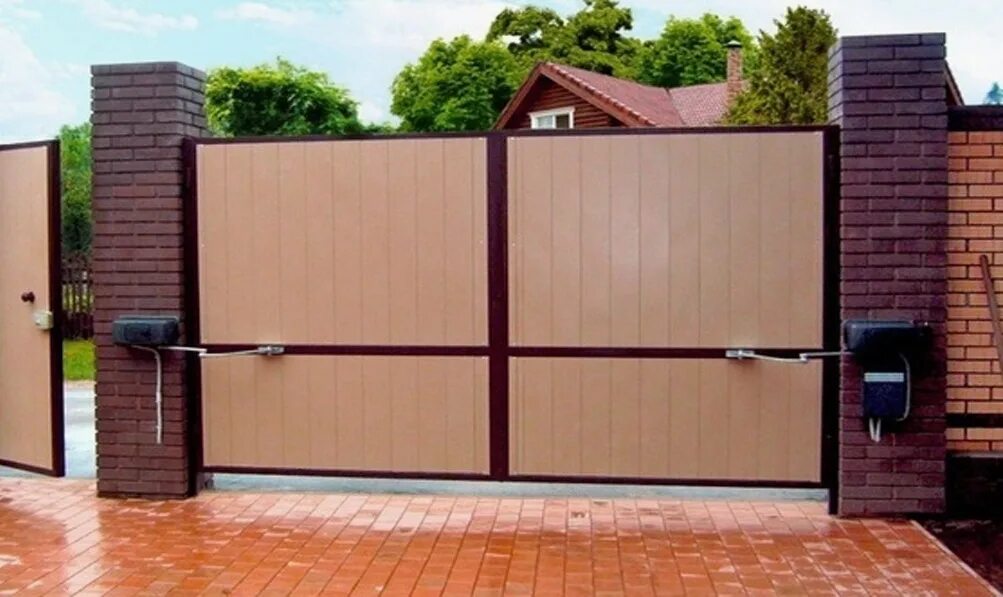 красивый забор. домик с зеленой крышей и забором. какого цвета должны быть ворота. железо для ворот. кованые ворота сикард.