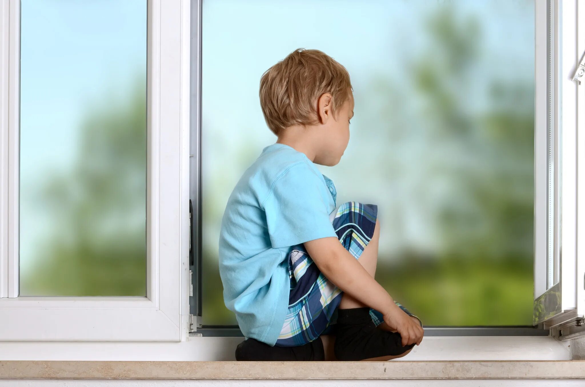 Безопасные окна для детей. Мальчик у окна. Ребенок у окна. Безопасные окна. Ребенок у окна фото.