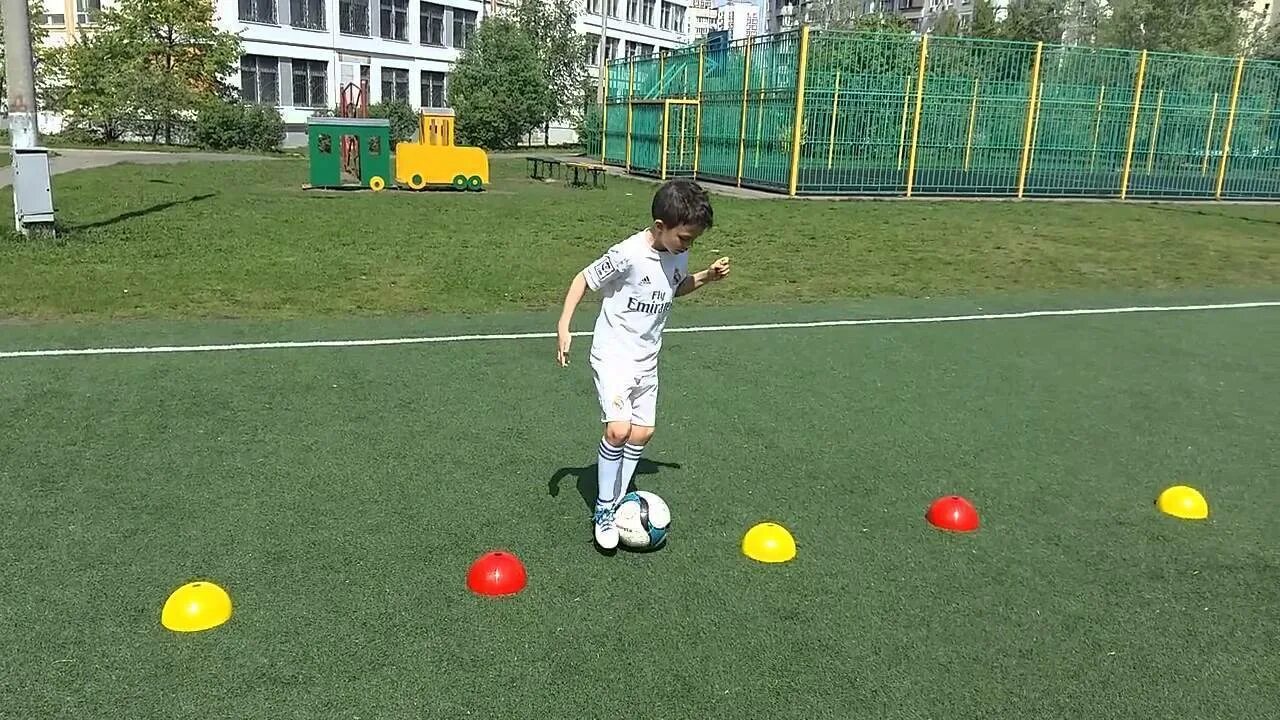 Футбольная игра с мячом 5. Тренировка по футболу для детей. Упражнения с футбольным мячиком. Тренировки для футболистов с мячом. Упражнения для детей футбол с мячом.