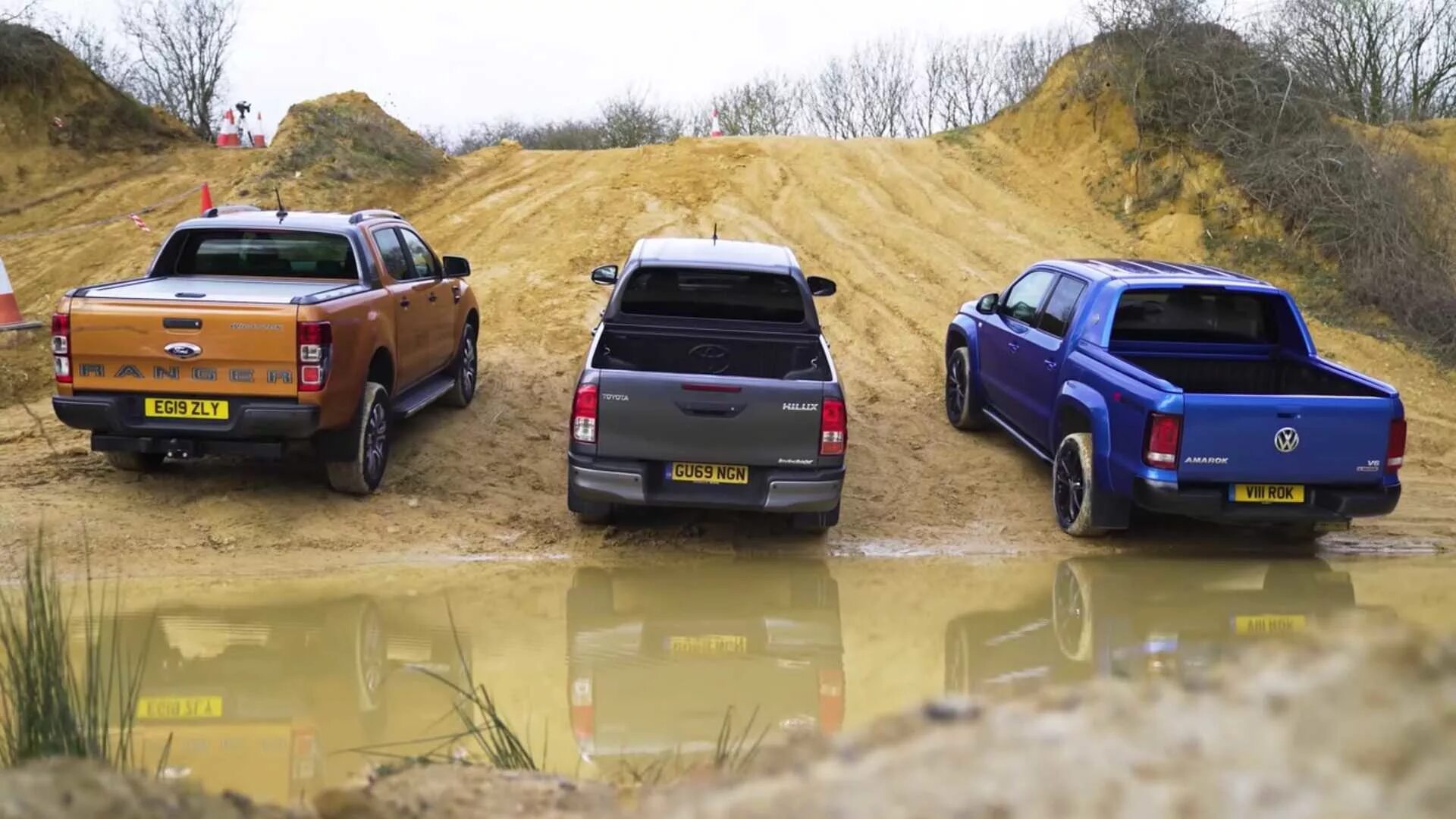 Пикап трое. Dodge Ram vs Toyota Hilux. Toyota Hilux vs Ram. Форд для бездорожья. Амарок для бездорожья.