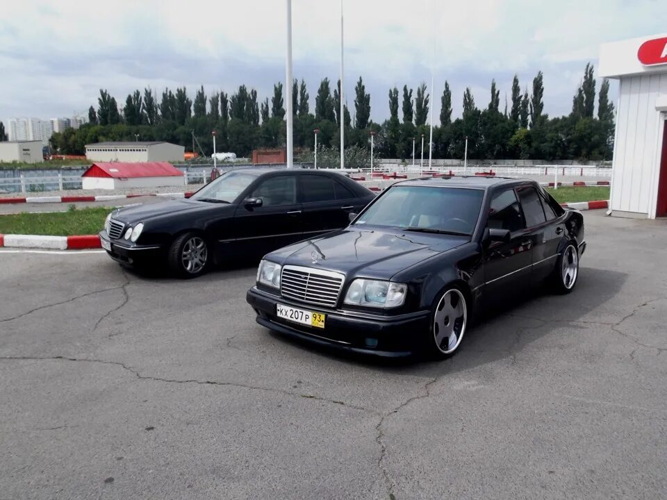 W124 e60 limited. Мерседес 124 волчок. 124 июня. Мерседес w124 лимузин. Шестидверный мерседес 124.
