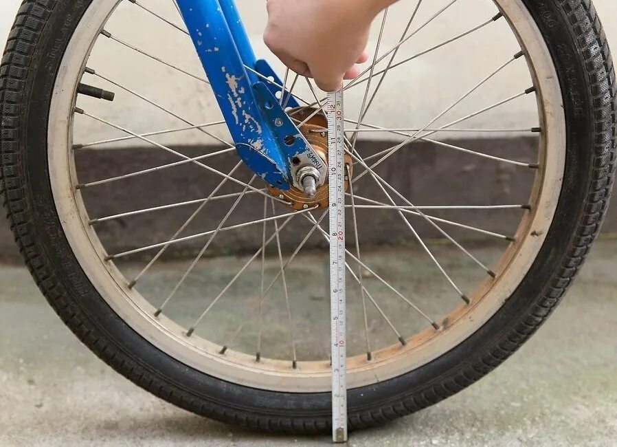 Радиус колеса велосипеда 245. Велосипед с радиусом колёс 32. 20 Дюймов в см колесо велосипеда. Колесо велосипеда 26 дюймов радиус.