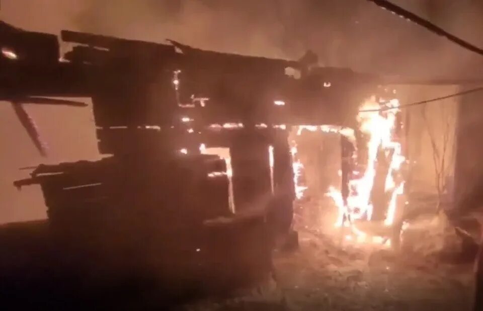 Пожар на рынке в кинеле. Кинель сгорела. Французский замок кинель сгорел. Замок кинель франция пожар. Замок кинель во франции после пожара.