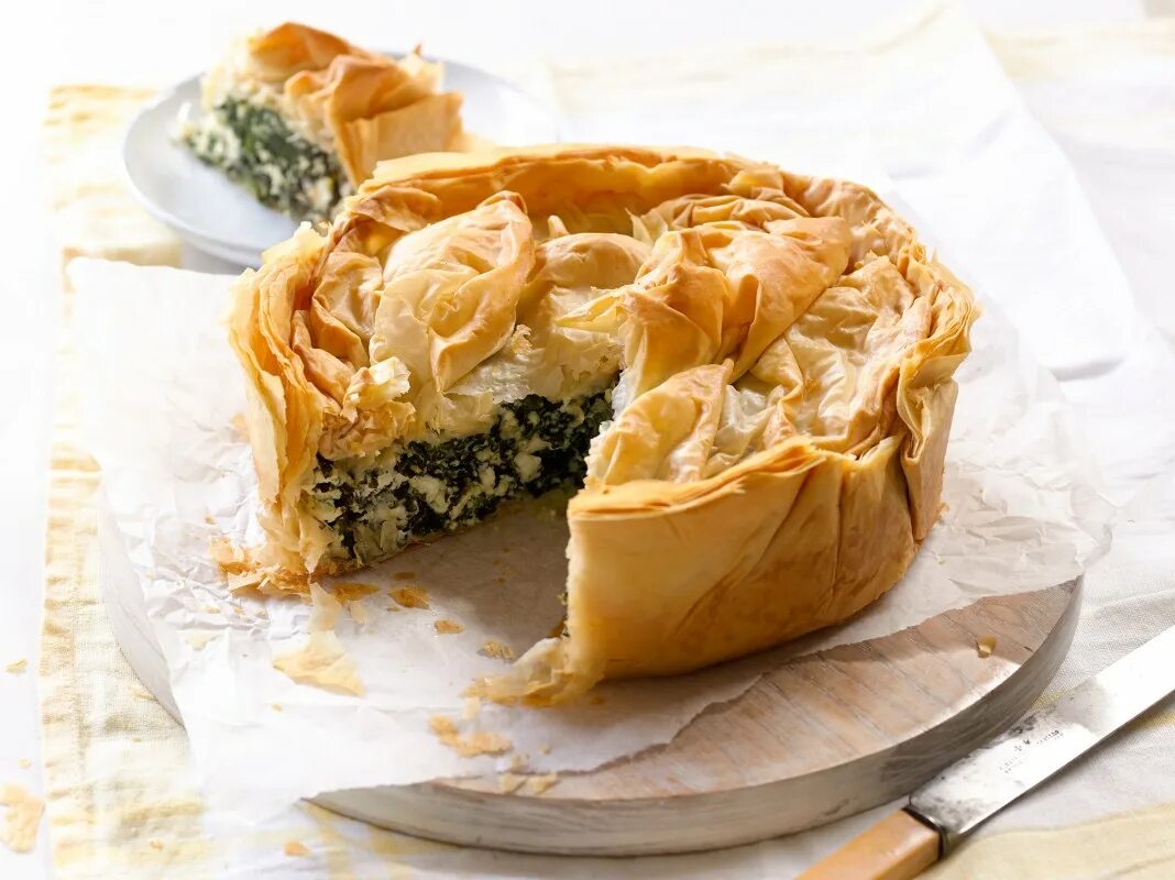 Спанакопита греческий. Греческие рулетики фило. Пирог с курицей и грибами тесто фило. Спанакопита греческий пирог. Пирог с картофелем из теста фило.