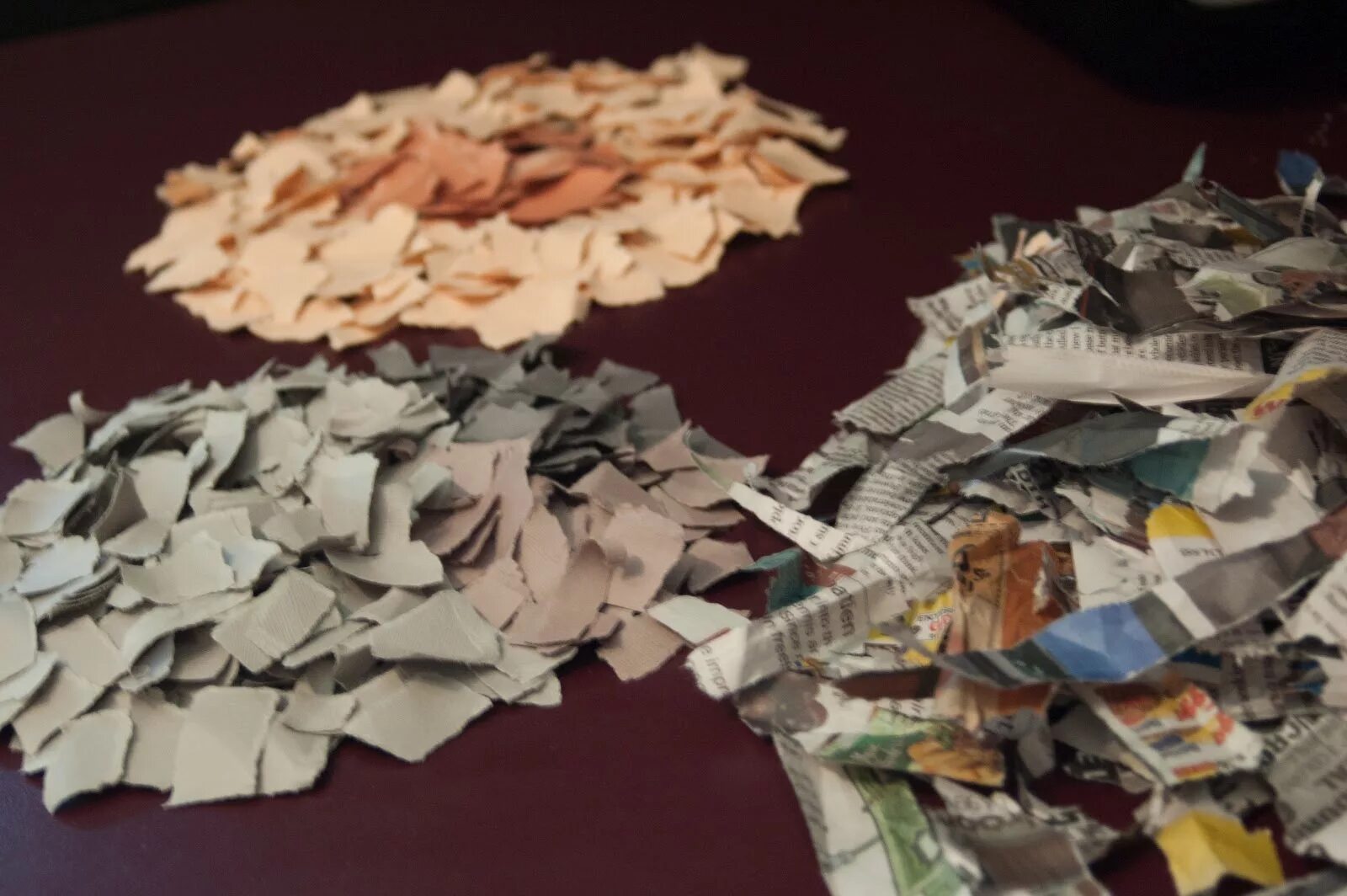 кусочки цветной бумаги. скомканный лист бумаги. мелкие кусочки бумаги. смачивание поверхности водой. вид упаковки суперклея.