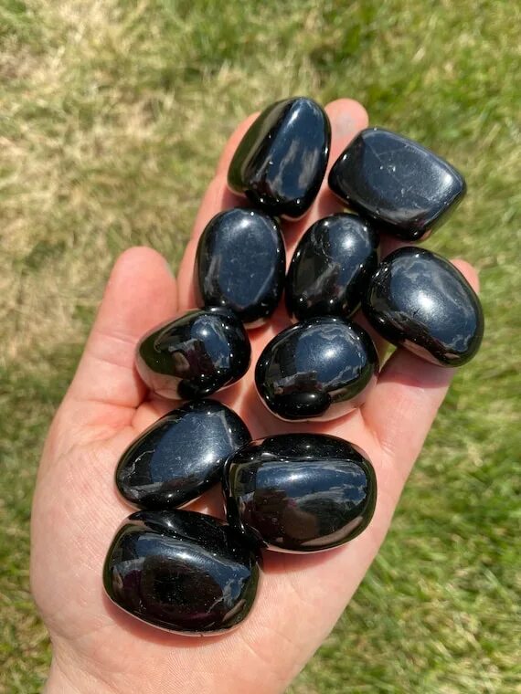 Черный драгоценный камень название. Black gemstone. Black gemstone. Black gemstone. Оникс камень черный.