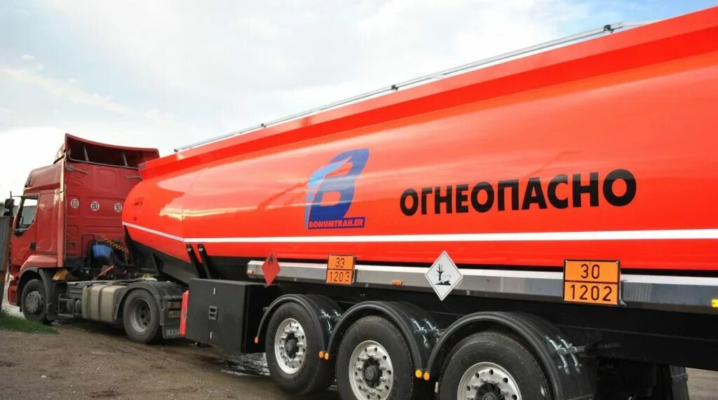 Опасные грузы. Автомобили перевозящие опасные грузы. Мерседес 1722 бензовоз. Допог комплектация 2021 бензовоза. Опм опасный груз.