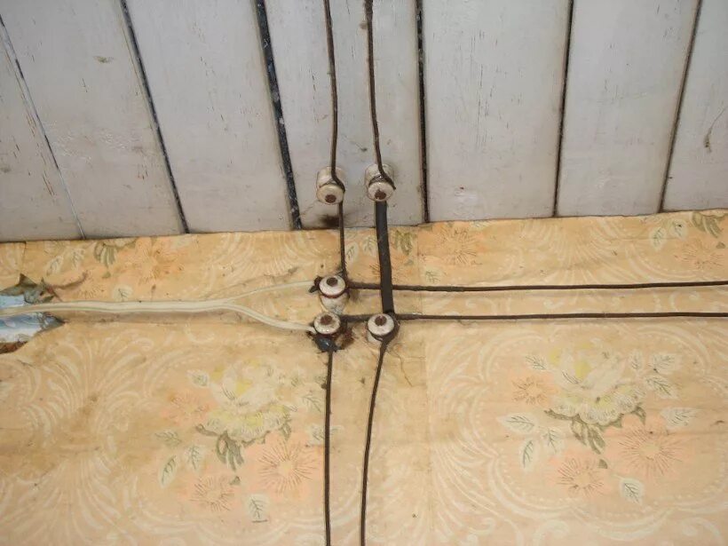 наружная проводка в деревянном доме. ретро проводка в доме. щиток электрический старый. электрика в квартире. старая электропроводка.