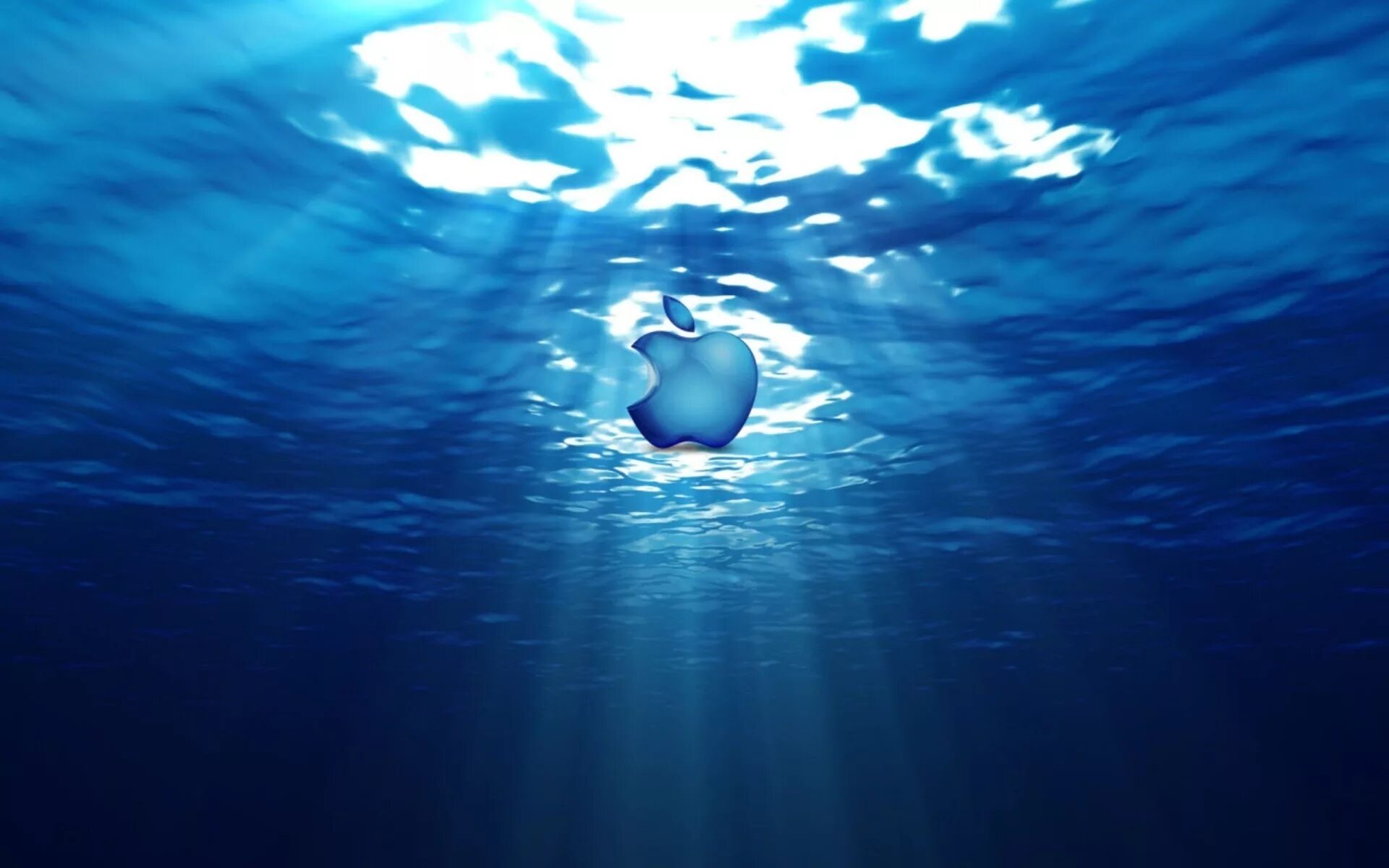 Море под водой. В толще воды. Вид из под воды. Свет под водой.