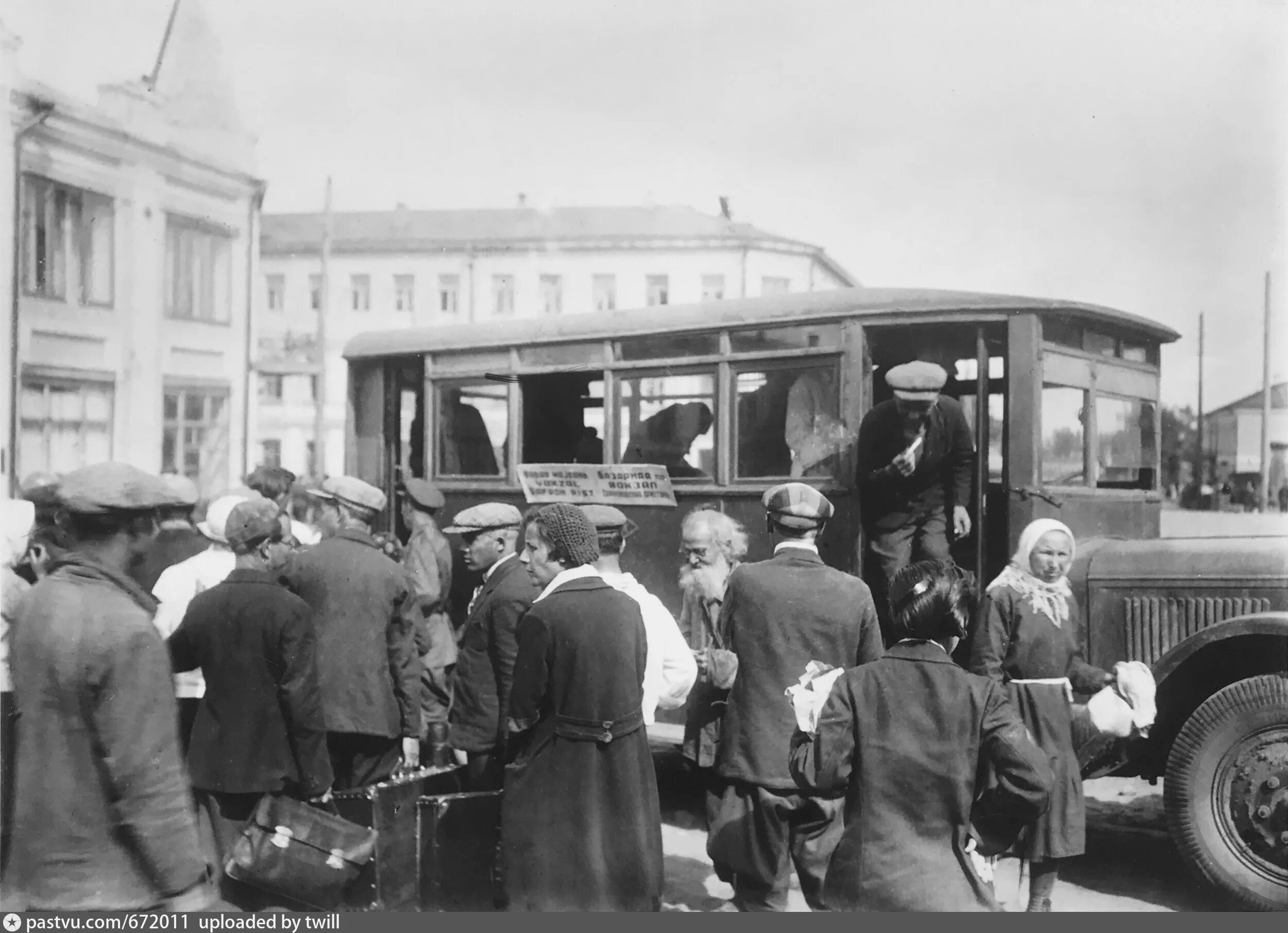 Первый автобус 25. Московский автобус 1924. Первый автобус в Москве 1922 год. Первый автобус в Москве. Первые автобусы в СССР.