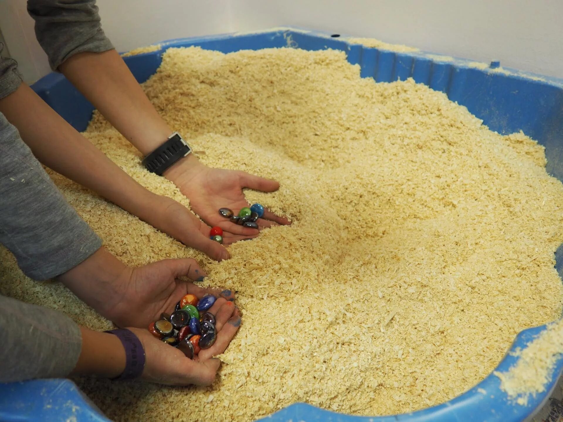 Для сыпки порошка. Композиция из круп. Крупы для развития мелкой моторики. Сухой бассейн с крупами для детей. Правила работы в химической лаборатории.