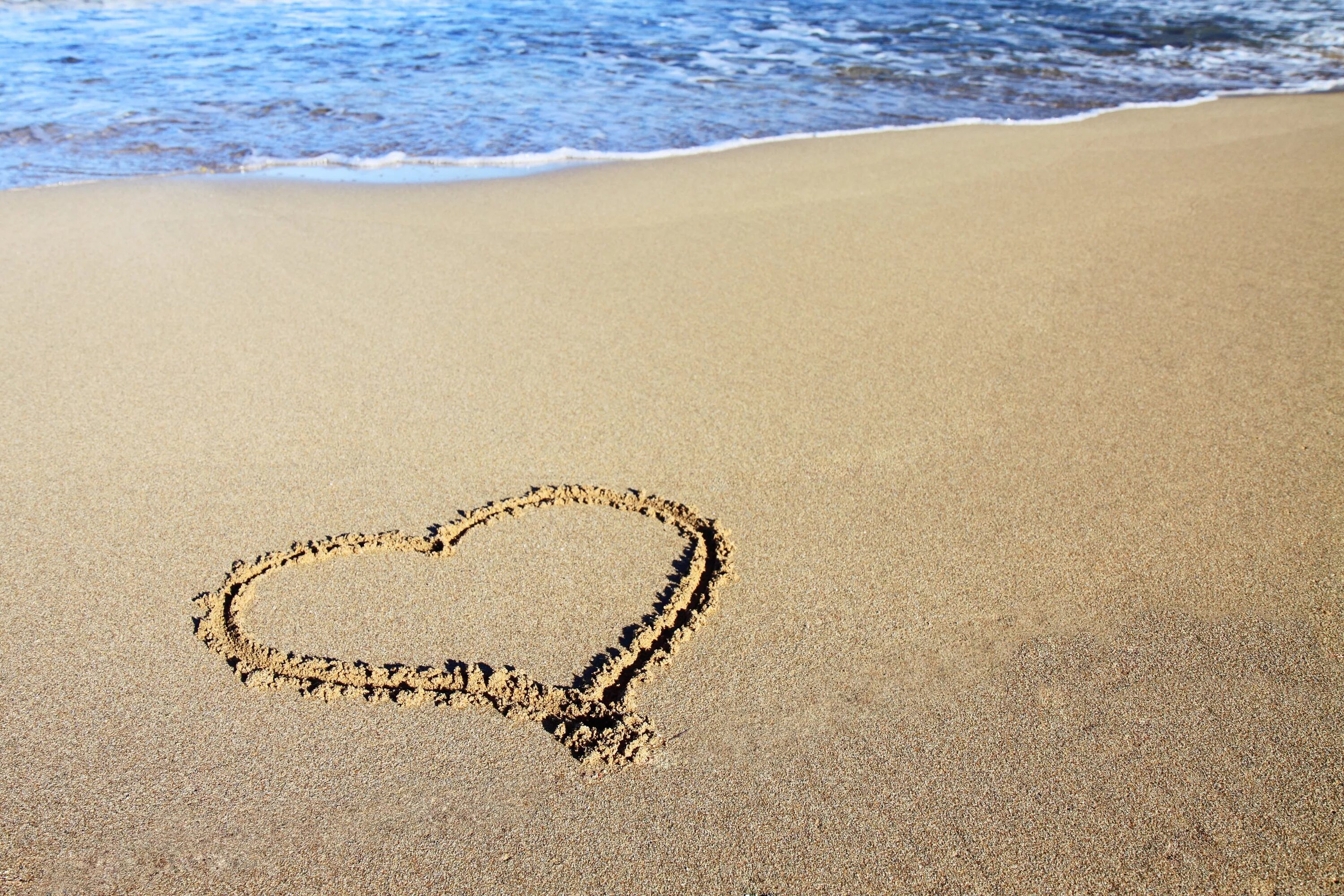 Поблагодарить море. Сердце на песке у моря. Сердечко на песке. Люблю море. Сердце на песке на берегу.