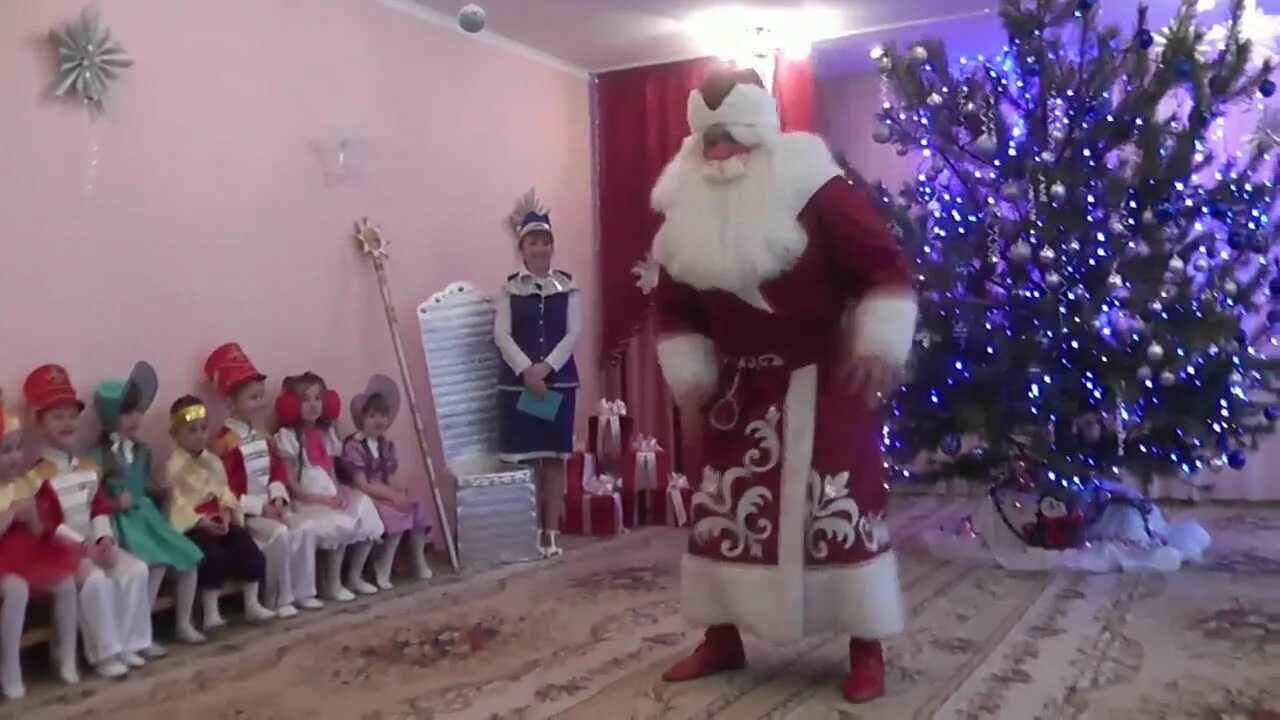 танец деда мороза в детском. танец деда мороза в детском саду музыка. танец деда мороза в детском саду музыка. новогодний утренник танцы деда мороза. дед мороз зажигает в детском саду.