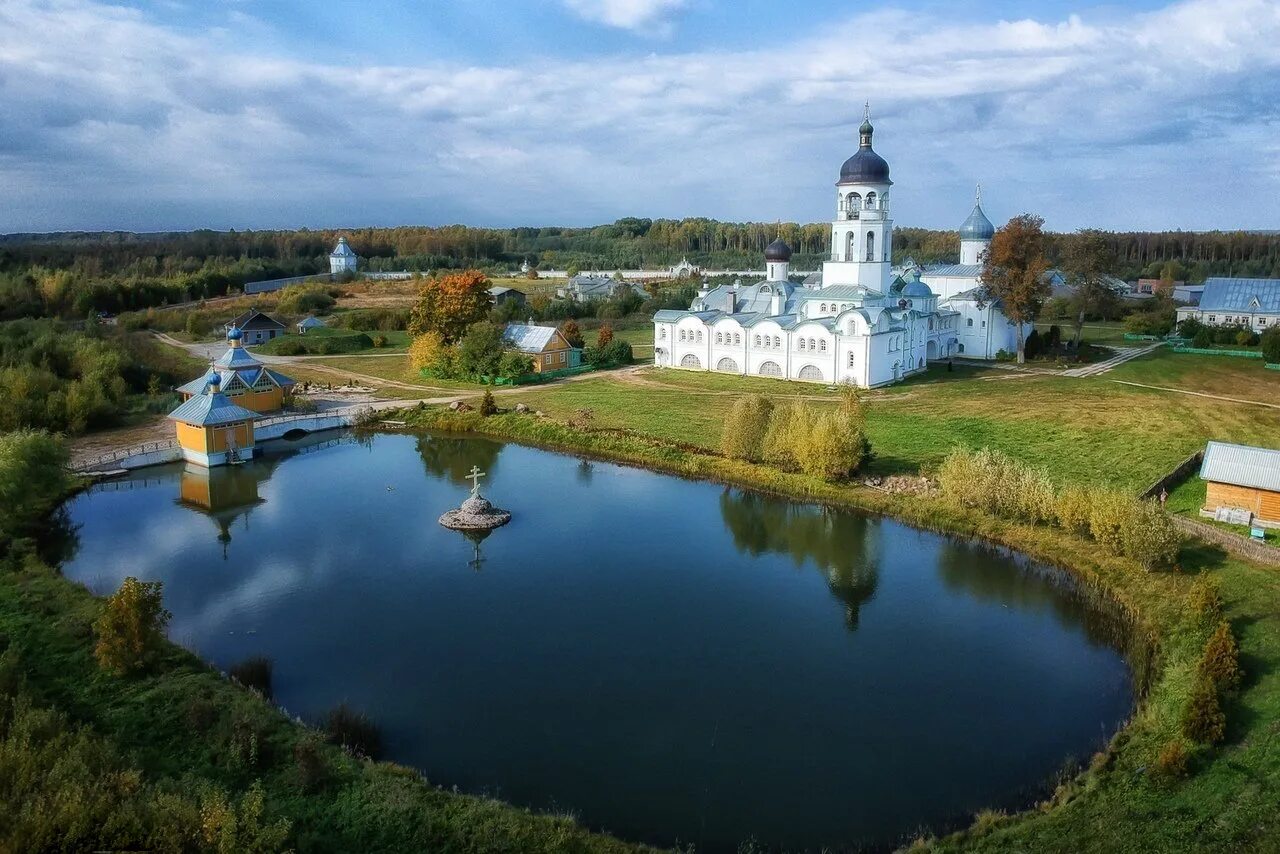 Иоанно-Богословский Крыпецкий монастырь. Крыпецкий монастырь Псков. Савво Крыпецкий монастырь. Иоанно-Богословский Савво-Крыпецкий мужской монастырь.