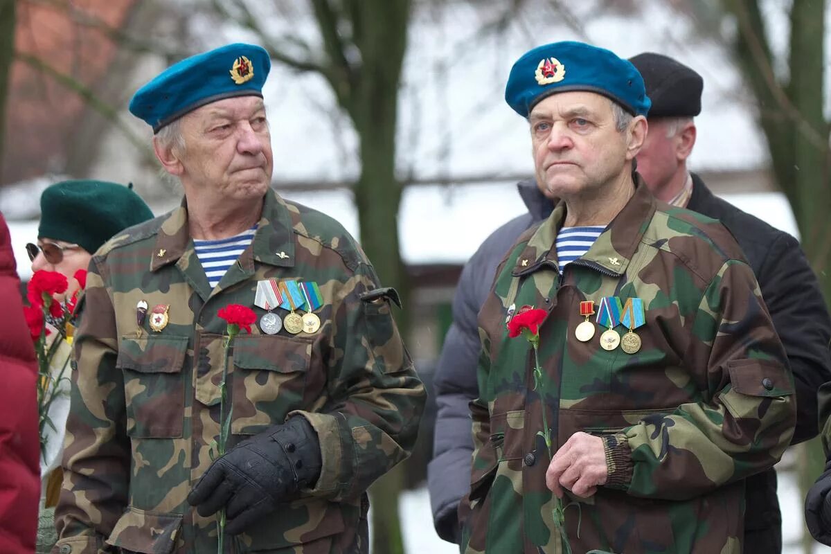 Повышение пенсии военным свежие новости. Ветеран Афганец. Военный пенсионер. Ряженые афганцы. Военнослужащие пенсионеры.