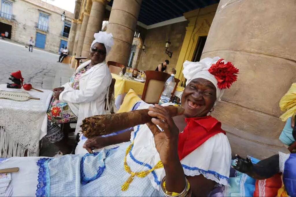 Настоящий кубинский. Куба Гавана Ром сигары кубинцы. Кубинские женщины. Кубинец с сигарой. Сигары на Кубе.