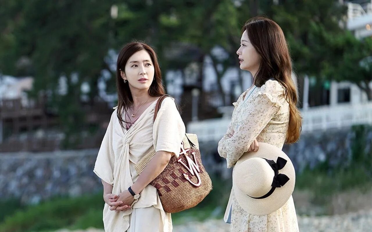 Небожительница чон хан. Дом королевы дорама. Снежное окно дом королевы дорама. Витрина ход королевы дорама. Дом королевы дорама.