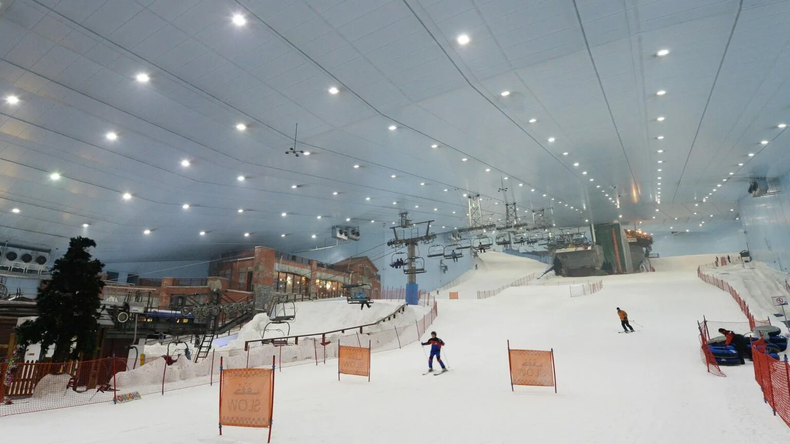 Дубай горнолыжный. Ски Дубай. Дубай Молл горнолыжный курорт. Горнолыжный комплекс Ski Dubai. Ski Dubai Объединённые арабские эмираты.