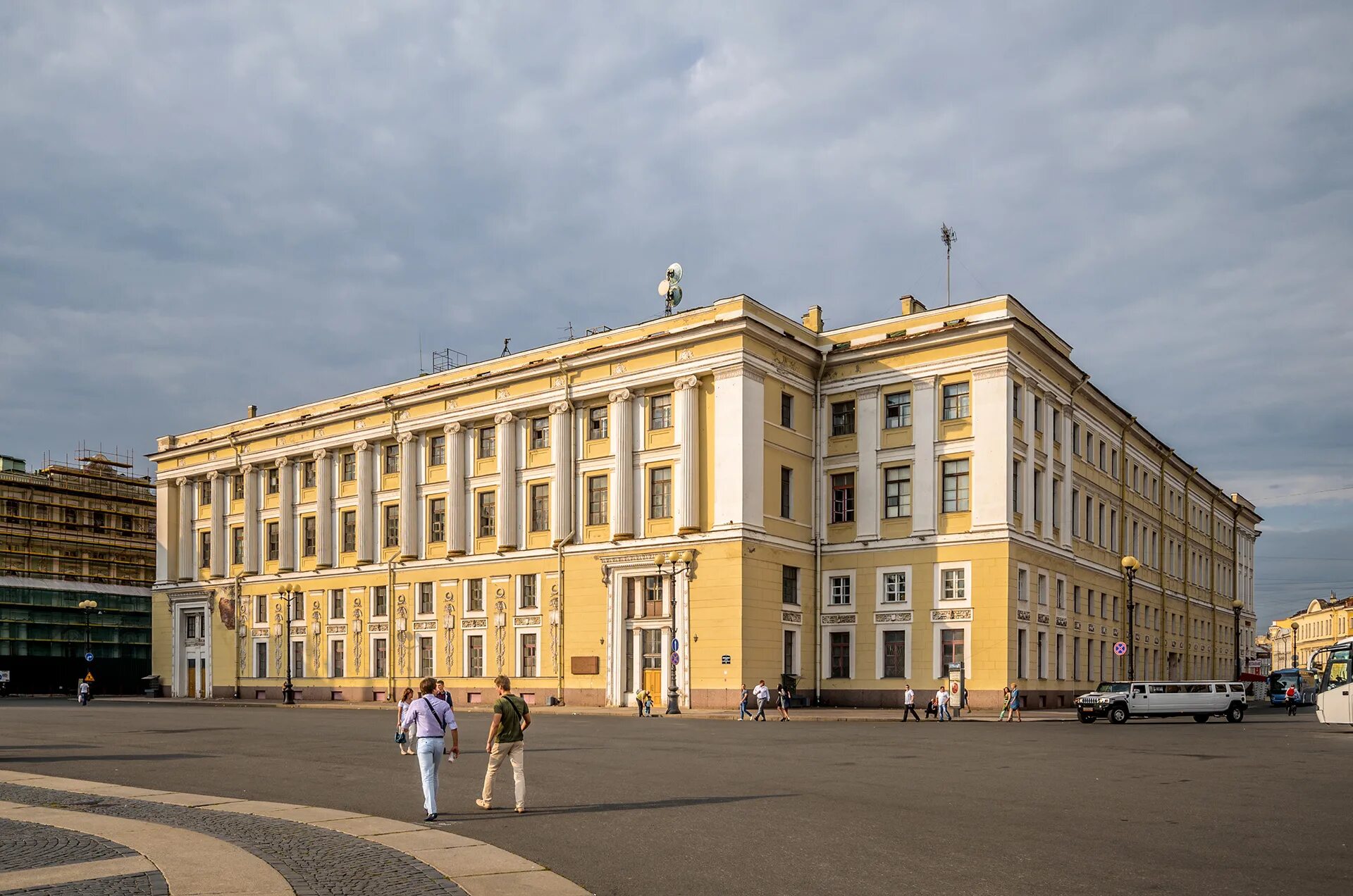 Рф г спб. Дворцовая площадь штаб гвардейского корпуса. Здание штаба гвардейского корпуса на Дворцовой площади. Штаб гвардейского корпуса в Санкт-Петербурге. Здание штаба гвардейского корпуса Брюллов.