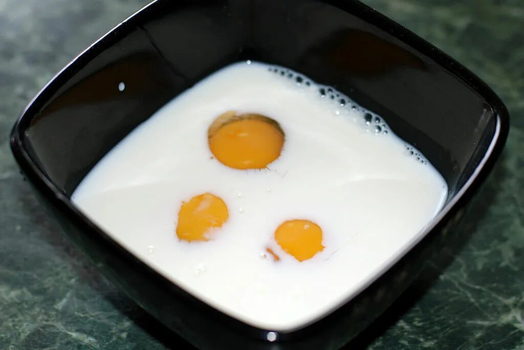 Омлет 4 яйца сколько. Яйца в миске с молоком. Омлет молоко и яйца. Яйца перемешанные с молоком. Яйца в молоке.