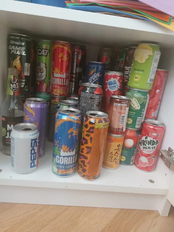 банки из под газировки. банки из под газировки. банка из под газировки. фанта спрайт кока-кола на российском. котики в банках из под газировок.