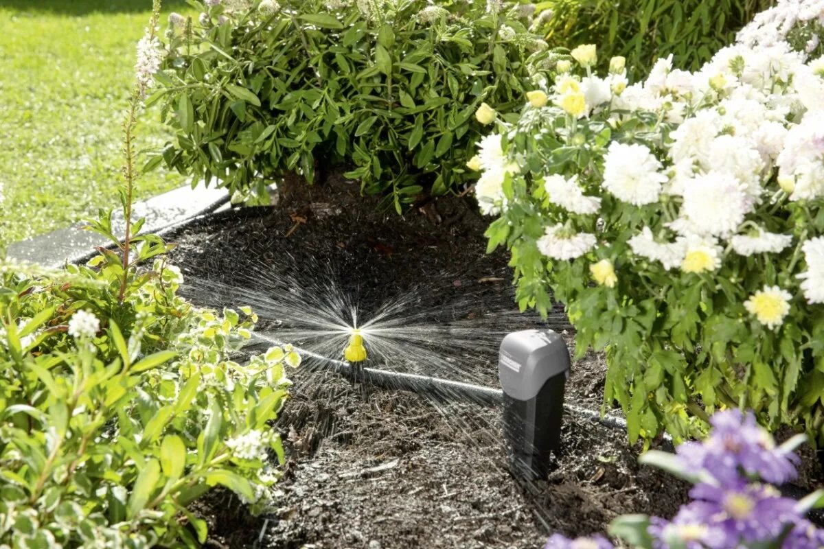 автополив клумбы. 000. полив цветника. поливать цветы. дождеватель осциллирующий aqua m /gardena/.