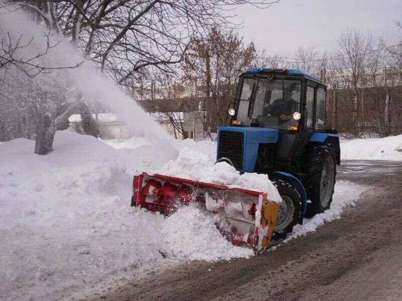 Трактора чистят дороги. Трактор МТЗ 82 уборка снега. Трактор зима 70гкб. Трактор МТЗ-80 уборркаснега. ЮМЗ-6 уборка снега.