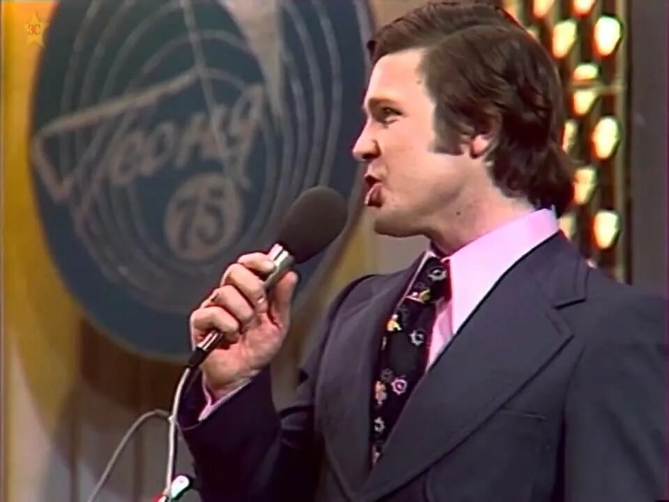 И ленин такой молодой и юный. И вновь продолжается бой лев. Гражданская оборона и вновь продолжается бой. Кобзон любовь комсомол и. Иосиф кобзон неба утреннего стяг.