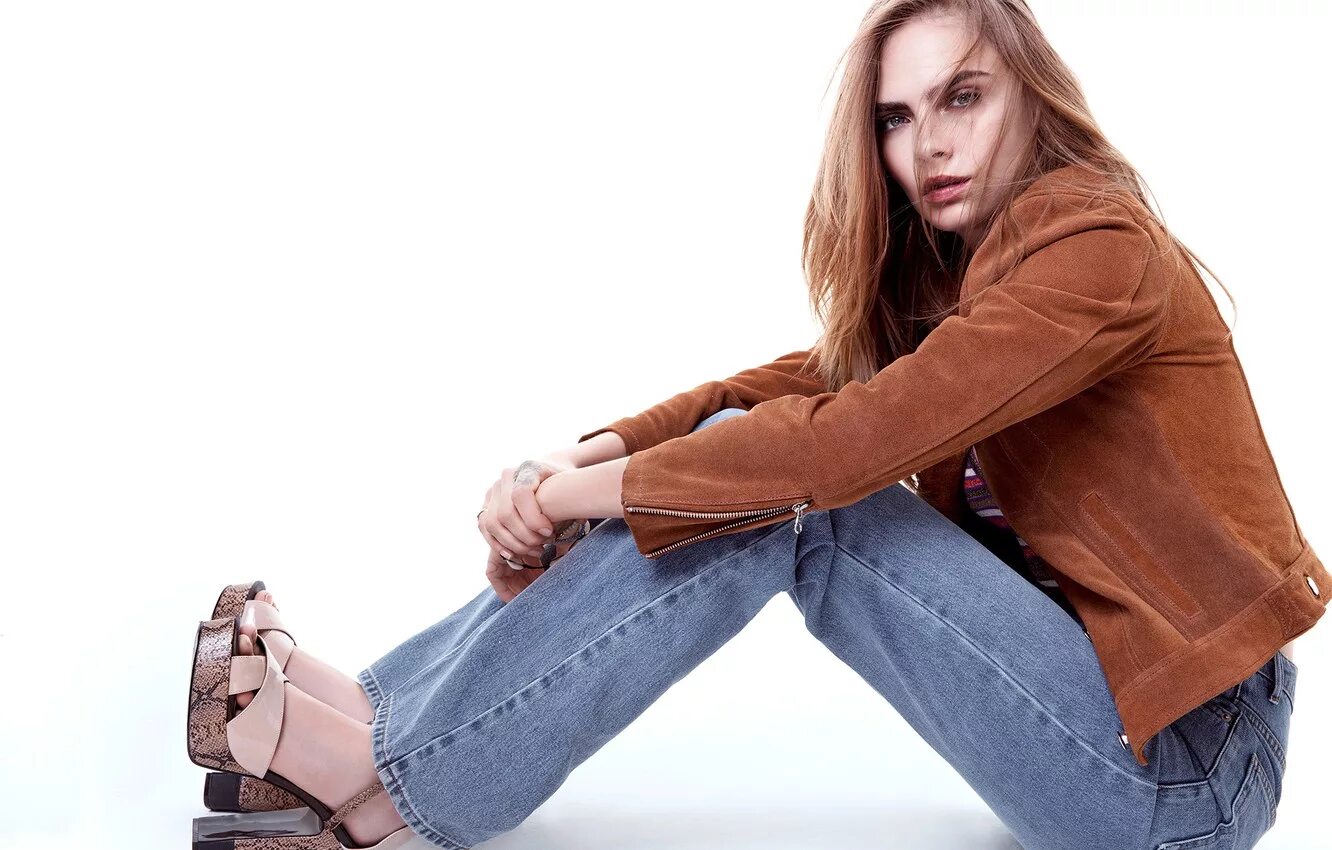 Сиди фон. Человек сидит. Люди за столиком в кафе. Сиди фон. Кара делевинь фотосессия в джинсах.