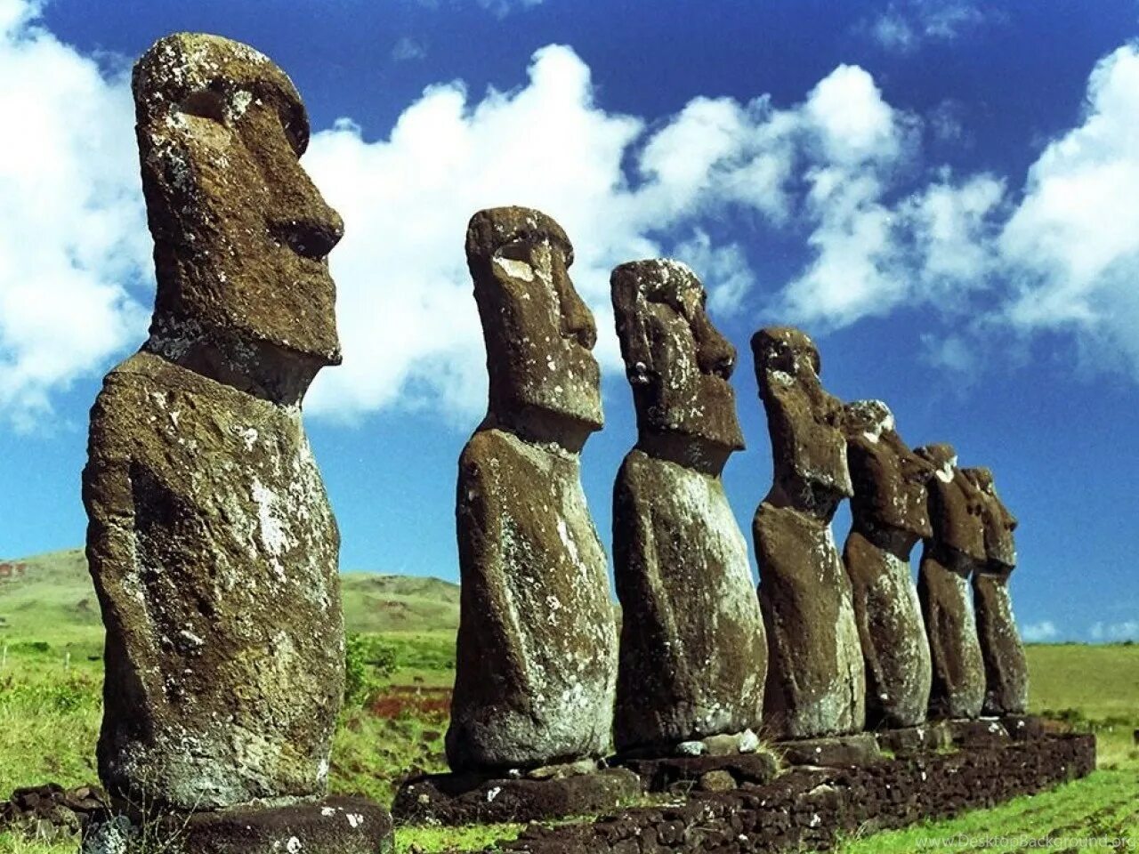 Статуи на острове. Каменные истуканы острова Пасхи. Каменные статуи острова Пасхи. Моаи на острове Пасхи. Остров Пасхи статуи Моаи.