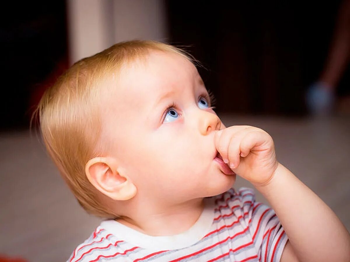 Ребенок с большим ртом. Ребенок. Вредная привычка сосание пальца у детей. Вредные привычки для детей. Дети с открытым ртом.