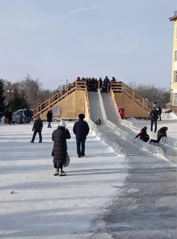 Погода в м горке. Мелеуз горки ледяные. Мелеуз площадь 2022. Горки на 19 квартале в Новомосковске. Ледовая горка.