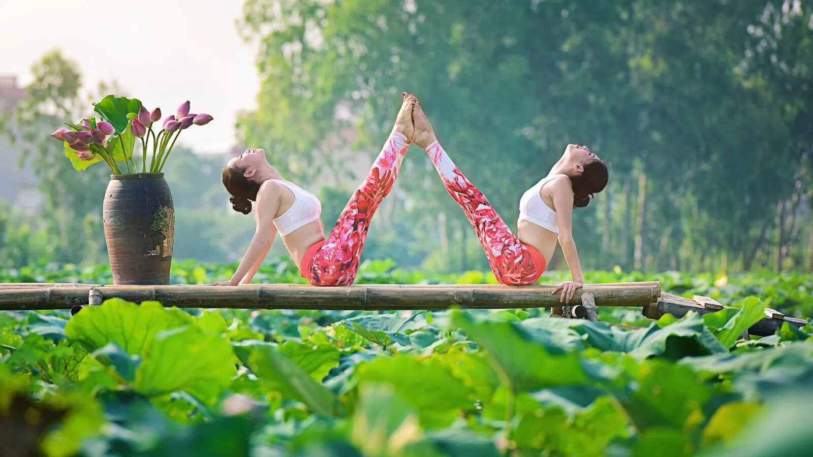 Девушки на природе занимаются. Йога на природе. Фитнес на природе. Девушка йога. Фотосессия йога на природе.