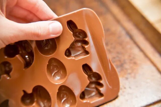 Заливание шоколада в форму. Залить шоколад в формочки. Шоколадная заливка. Прибор для заливки шоколада.