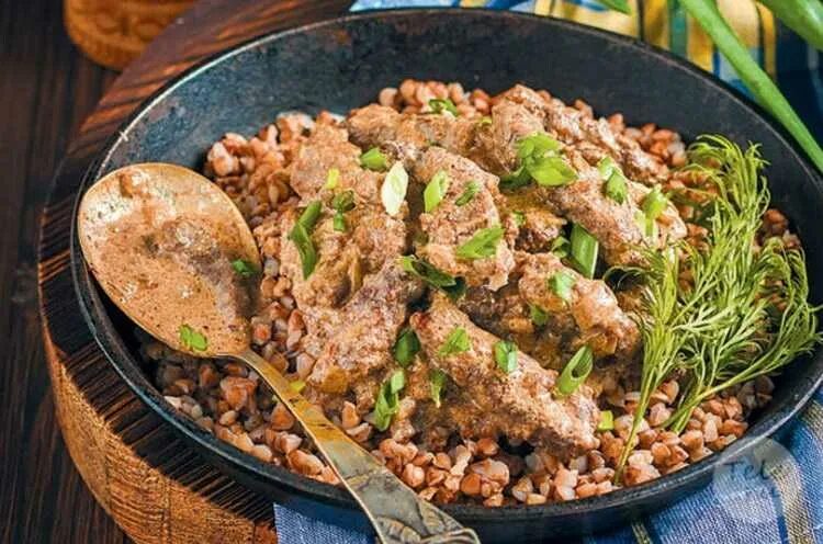 Гречка с овощами на сковороде с мясом. Гречка с мясом по купечески. гречка купеческая. бефстроганов с гречкой. гречневая каша с бефстроганов.