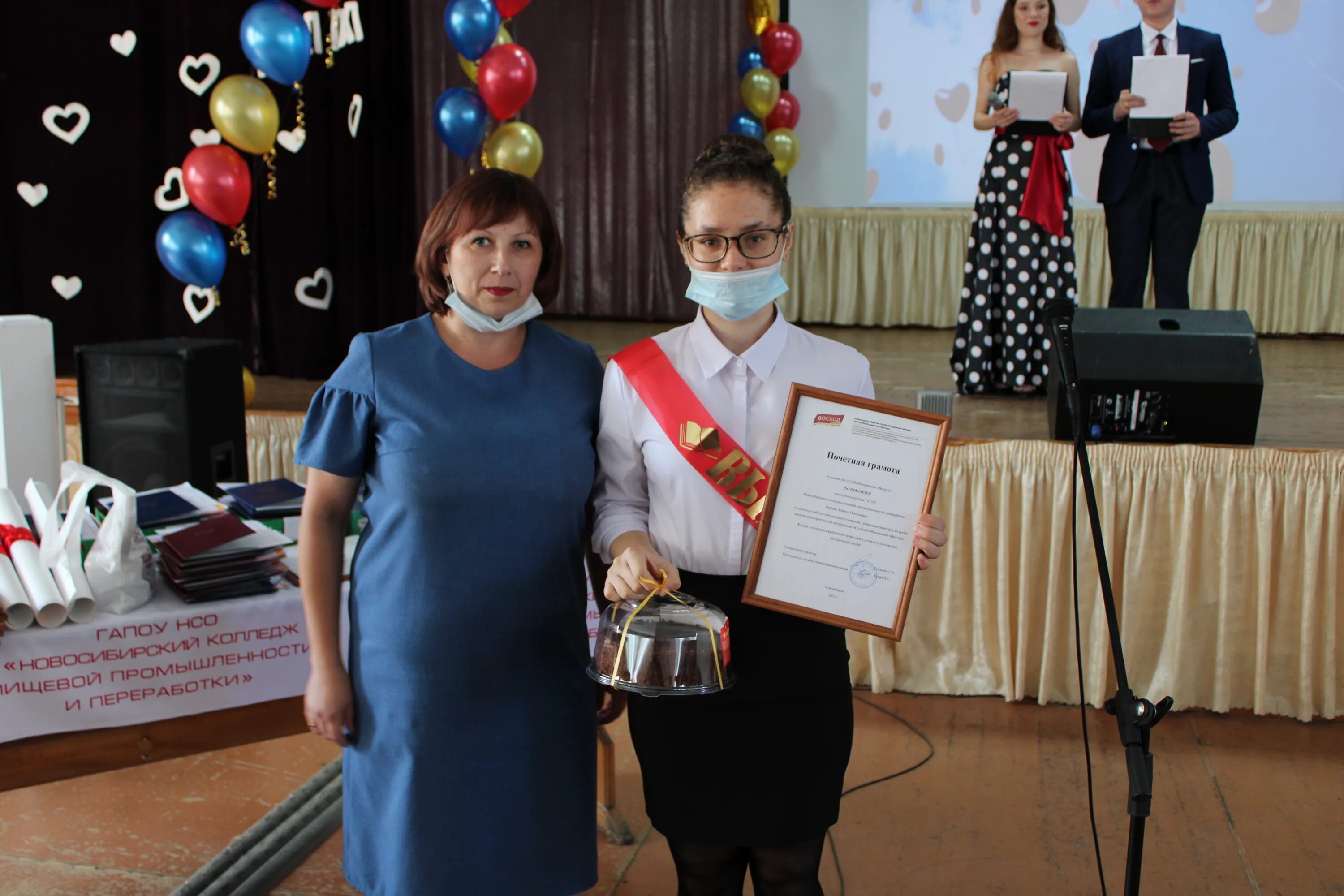 Выпускники университета сша. Выпускники колледжа. Приём студентов сывтыркар лесное. Закончить колледж. Выпускной вечер в техникуме.