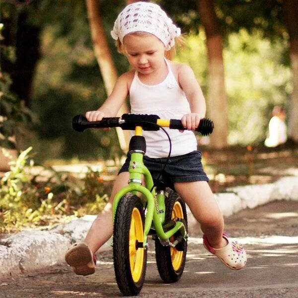 7 лет какой велосипед выбрать. Беговел для детей. Дети с велосипедом. Кататься на беговеле. Детские велосипеды для детей.