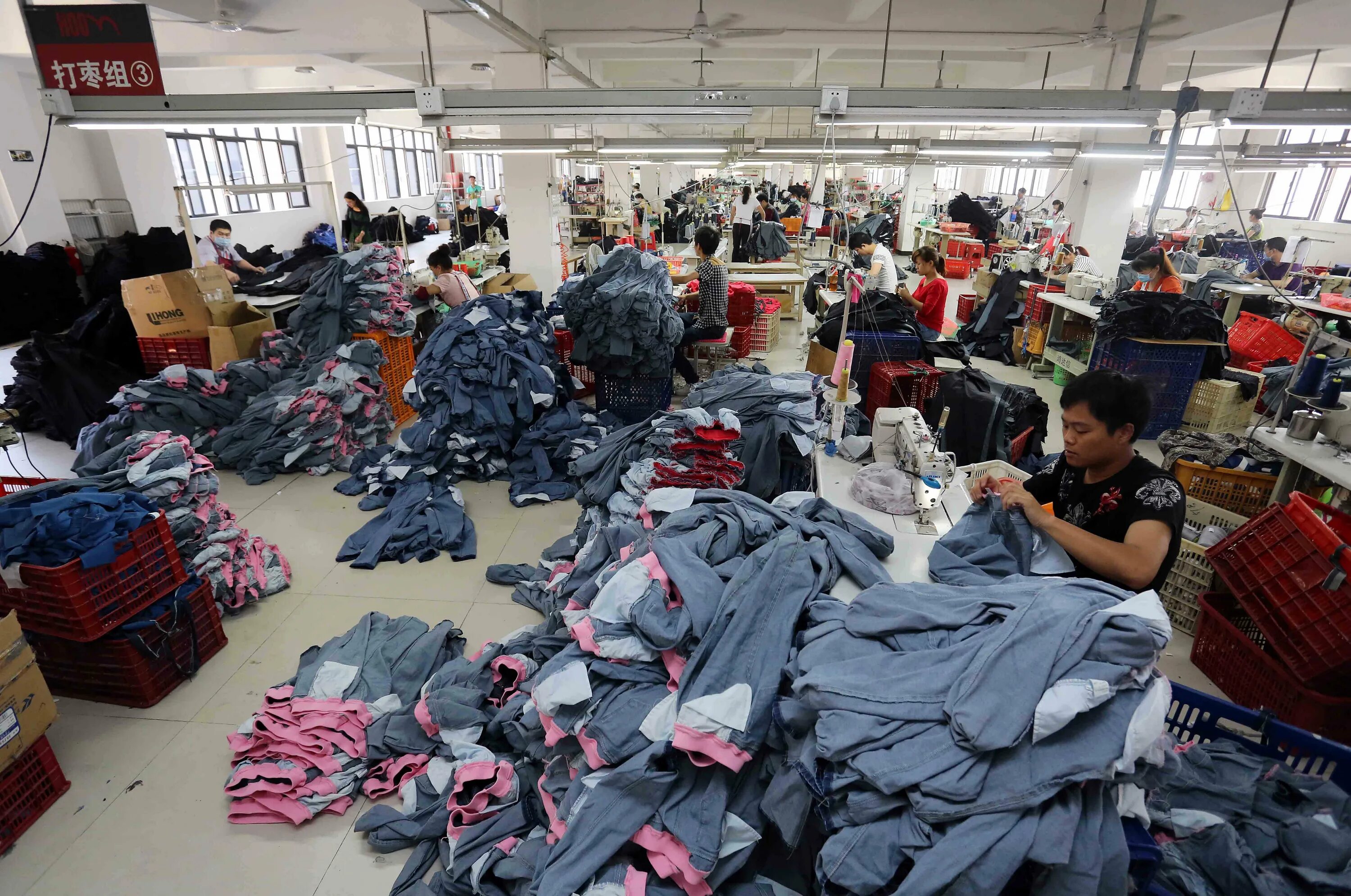 Рынок на фабричной. Швейная фабрика в Китае. Фабрика одежды Китай. Китайский рынок. Китайский Швейный цех.