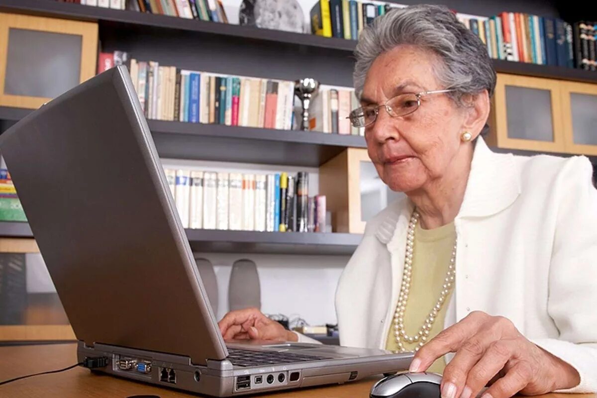 Новое работа для пенсионера. Работа с пожилыми людьми. Пожилые за компом. Пожилой человек за компьютером. Пожилые за компьютером.