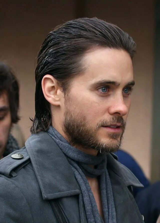 Peinado masculino pelo lacio y largo Pelo largo de hombre, Peinados de hombre, E