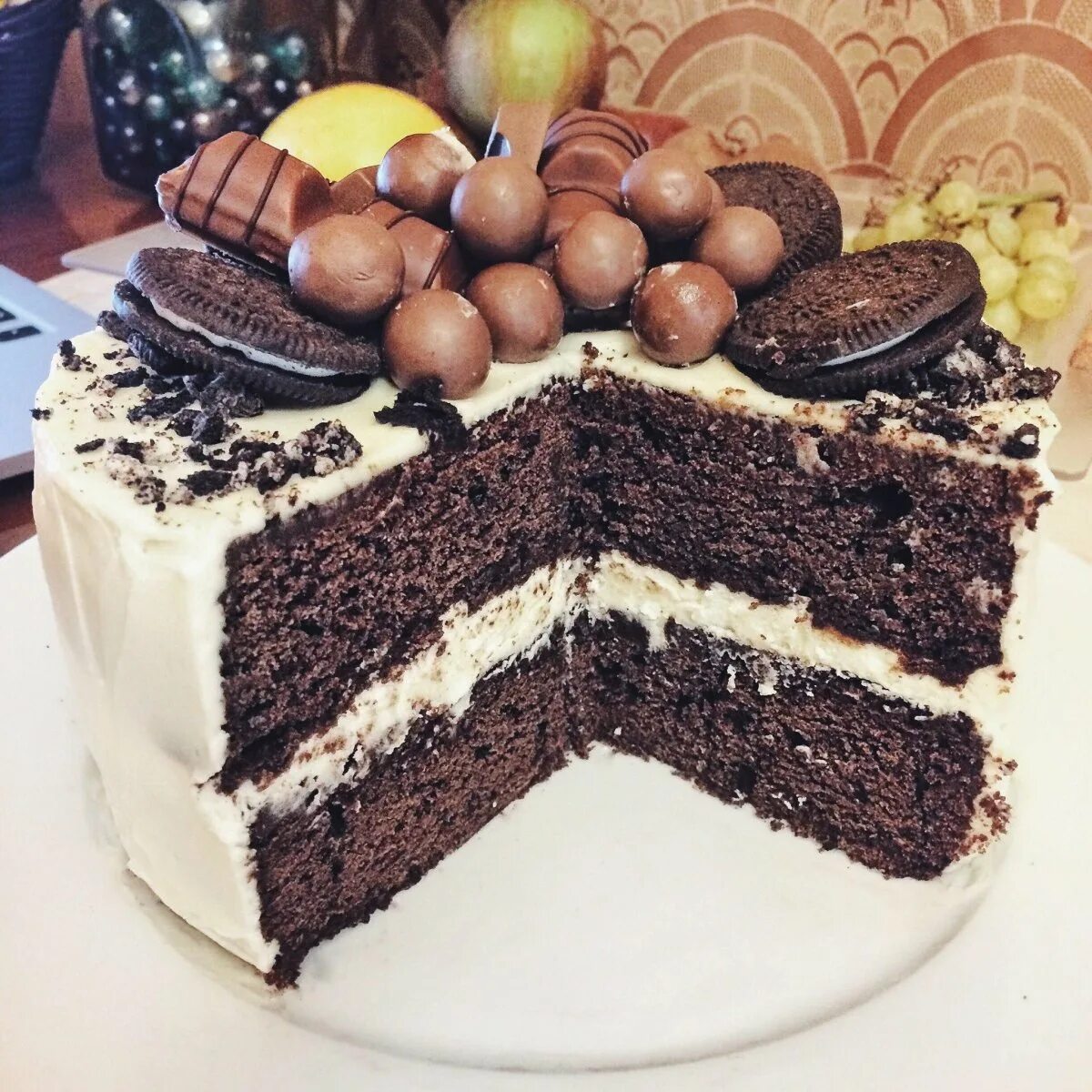 На раз два три от энди. Шоколадный бисквит для торта. Украшение шоколадного бисквитного торта. Украсить шоколадный бисквит. Бисквитный торт на день рождения.