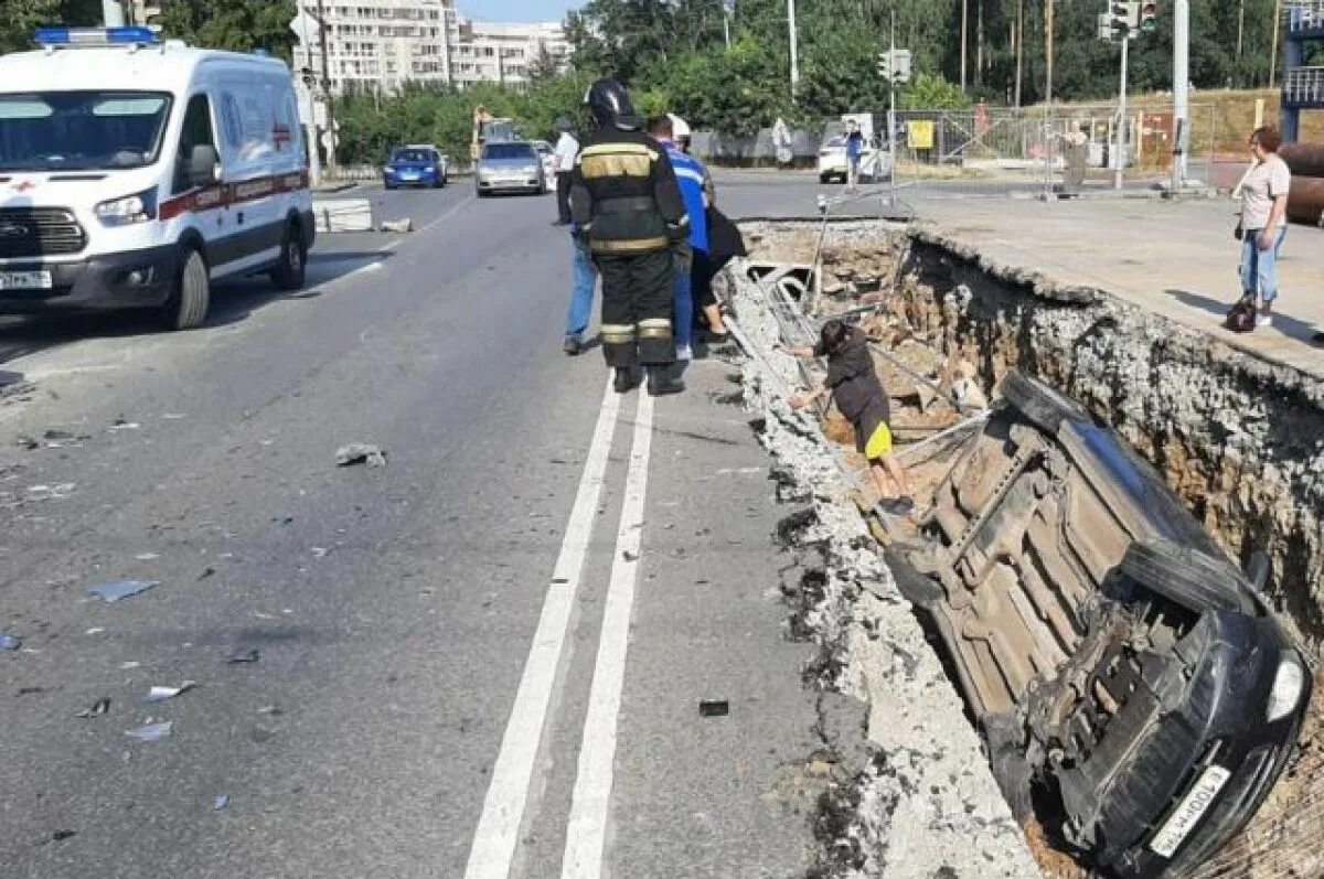 Е1 происшествия сегодня. ДТП на Сулимова Екатеринбург. ДТП на Донбасской Екатеринбург сегодня. Яма на улице.