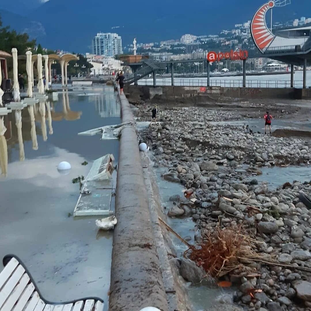 Последствия наводнения в крыму 2021 ялта. Ялта последние новости потоп. Потоп в крыму 18 июня 2021 ялта. Наводнение в ялте. Ялта потоп 2021.