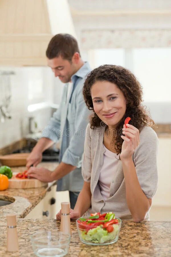 Пока жена готовит муж. Семья готовит. Жена готовит. Мужчина и женщина обед на кухне. Пара готовит.