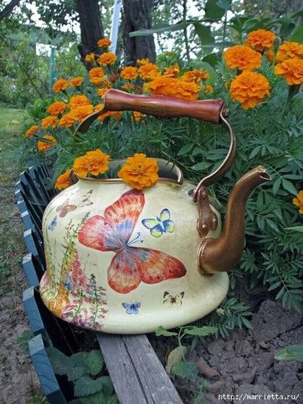 Чайник сделана из какого материала. Декор старого чайника для сада. Чайник в саду декор для сада. Чугунки для декора в саду. Декор из старого чайника в саду.