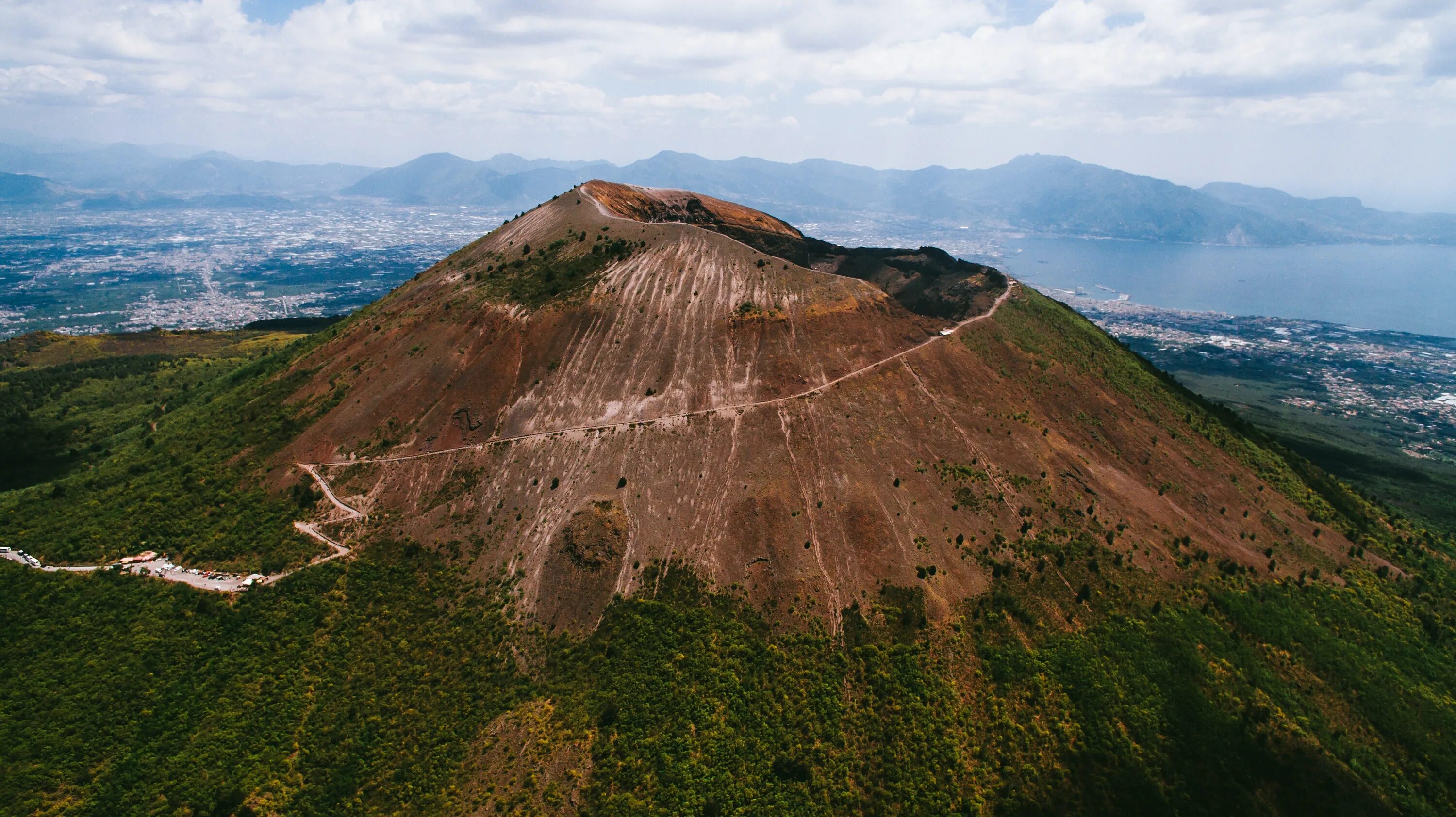 Mt vesuvius. Вулкан Везувий в Италии. Неаполь вулкан Везувий. Гора Везувий Италия. Жерло вулкана Везувий.