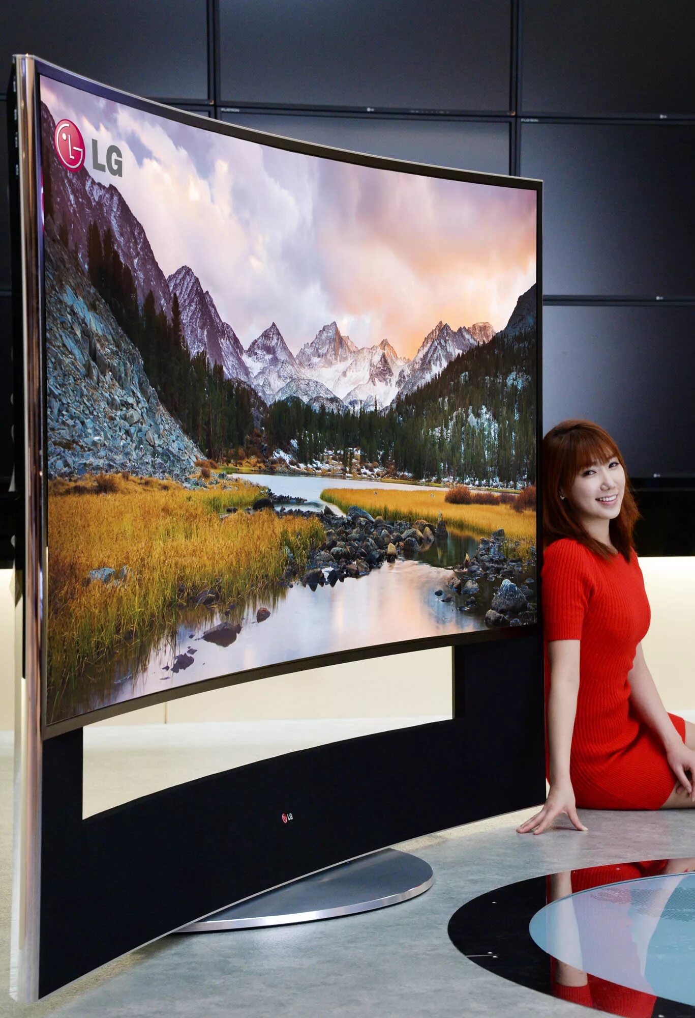 Новые телевизоры в кредит. Телевизор LG 105uc9v. Самый большой телевизор Samsung 110 дюймов. Телевизор LG 105uc9v 105" (2014). Телевизоры LG 105 дюймов.